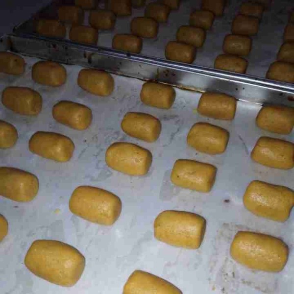 Panggang dalam oven 140 DC selama 25 menit. Keluarkan dan dinginkan sebentar.