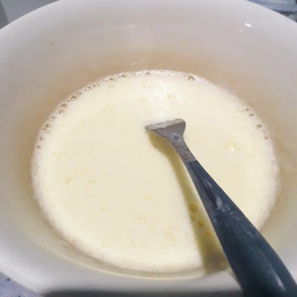 Kocok telur menggunakan garpu hingga putih pucat. (kurang lebih 5 - 7 menit)
