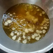 Goreng bawang putih yang diiris sisihkan.