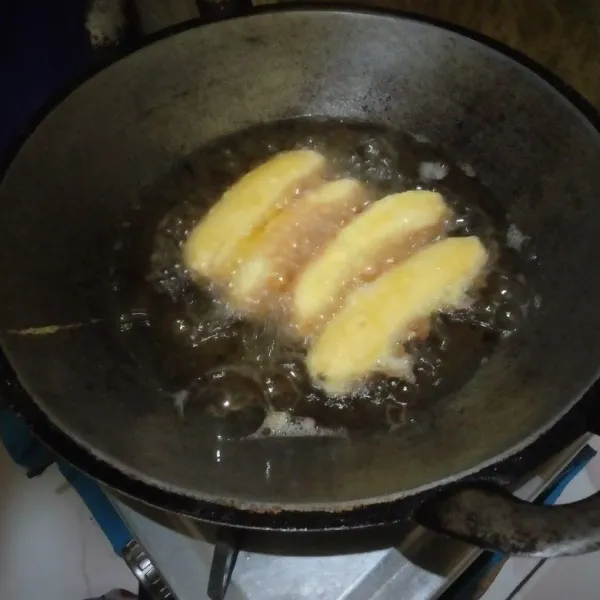 Goreng hingga warnanya berubah kecoklatan.