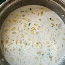 Rebus air,santan, daun jeruk, daun seledri, bawang putih geprek, royco sampai mendidih matikan api lalu masukkan kacang rendam 2 jam.