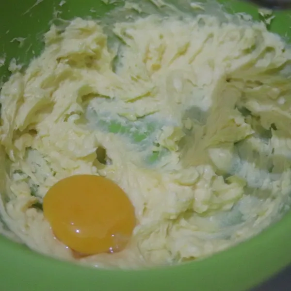 Mixer kecepatan rendah sebentar saja masukkan kuning telur.