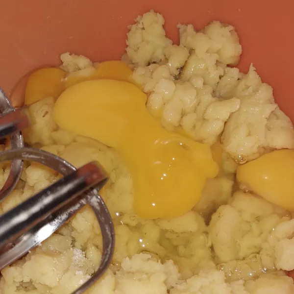 Setelah adonan dingin, mixer adonan dan masukkan telur satu persatu.