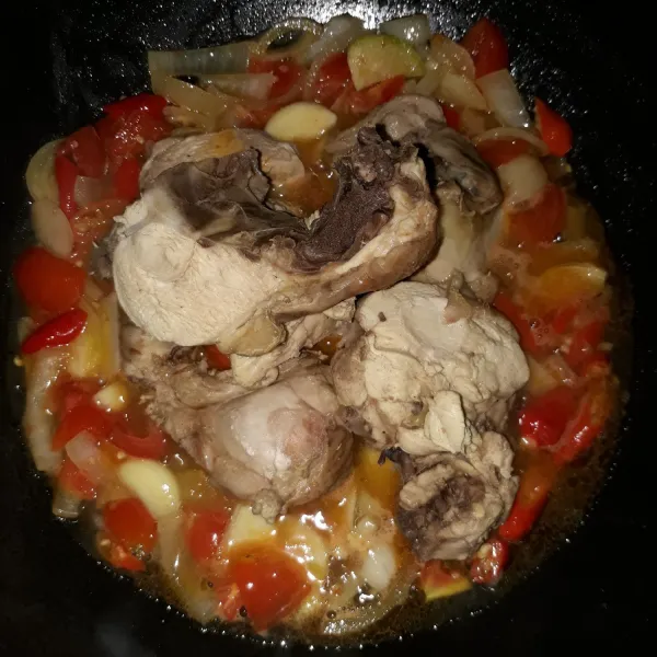Masukkan daging ayam rebus. Aduk sampai rata dengan bumbu.