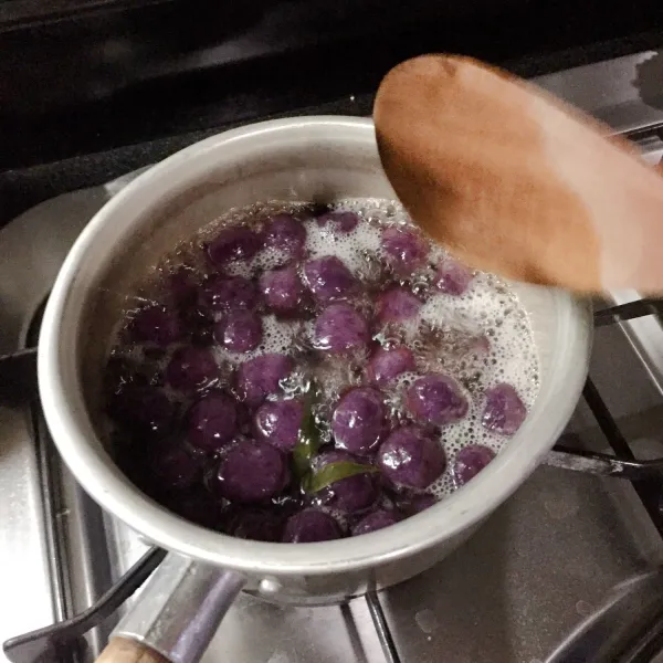 Masukkan biji salak ubi ungu, gula pasir, dan tepung ketan yang telah dilarutkan agar sedikit mengental