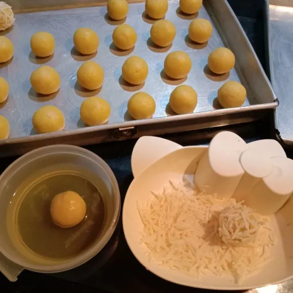 Ambil secukupnya adonan kemudian bulat-bulatkan lalu celupkan ke dalam putih telur setelah itu gulingkan ke dalam parutan keju.