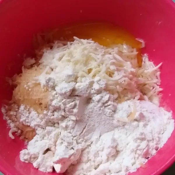 Campurkan kentang, telur, keju, tepung, bawang bombay, dan bumbu-bumbu aduk rata. Kemudian ambil sedikit adonan masukkan potongan keju ditengahnya, tutup dan bentuk bulat pipih.