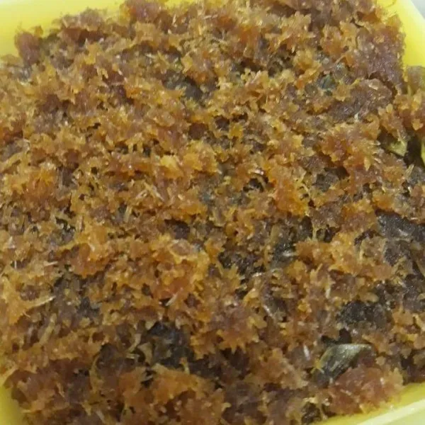 Masak semua bahan untuk menjadi isinya. Masak hingga air surut dan kering lalu angkat