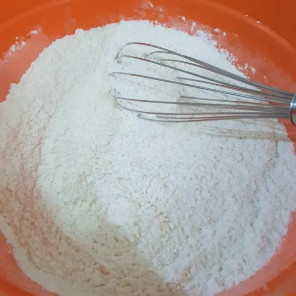 Campurkan tepung terigu, gula pasir, mentega,susu bubuk dan ragi