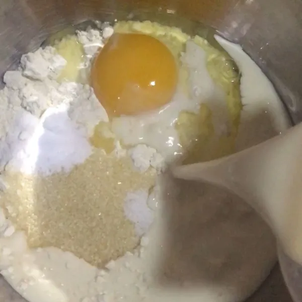 Setelah tercampur masukan, telur dan susu, aduk sampai semua larut, lalu beri pasta pandan, diamkan 15 menit.
