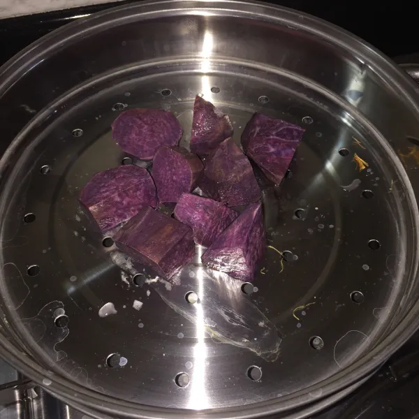Kukus ubi ungu selama 15 menit sampai matang