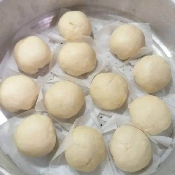 Isi adonan dengan inti kelapa lalu kukus selama kurang lebih 25 menit .