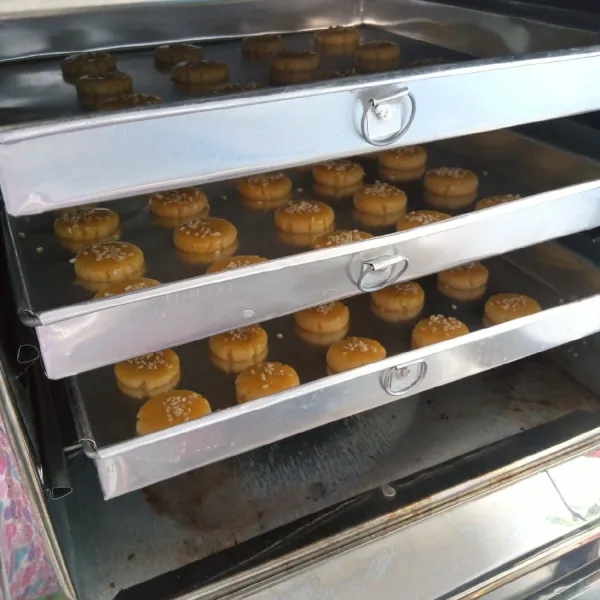 Oven dengan api sedang sampai matang. Keluarkan dari oven. Biarkan dingin. Sajikan.