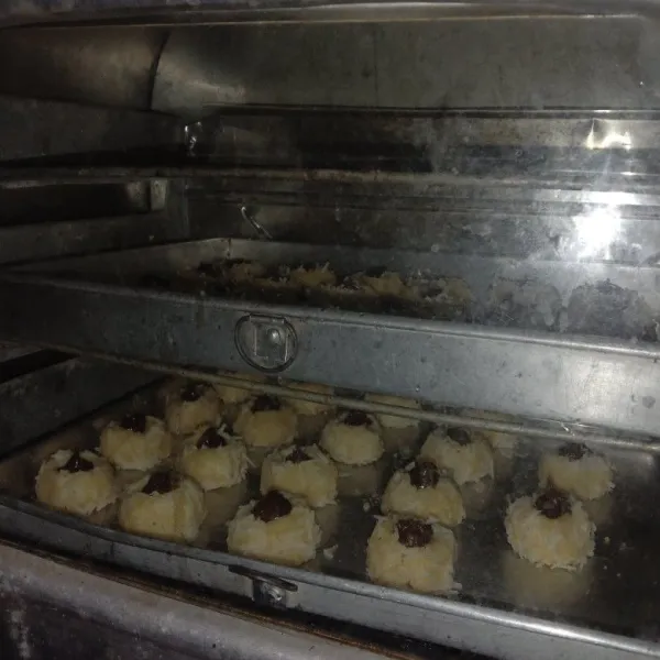 Panggang adonan kue dalam oven yang sudah dipanaskan 10 menit sebelumnya. Panggang hingga kue kuning kecoklatan dan matang (lama dan suhu sesuaikan oven masing-masing).
