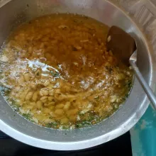 Goreng kacang di minyak panas lalu kecilkan apinya saat menggorengnya agar kacang matang dan tidak hangus.