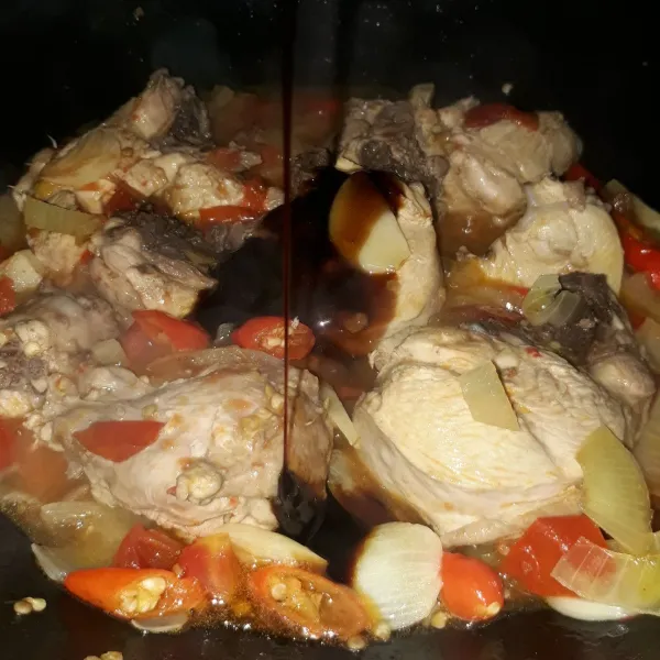 Tambahkan saus tiram dan kecap manis. Aduk rata lalu tambahkan air.