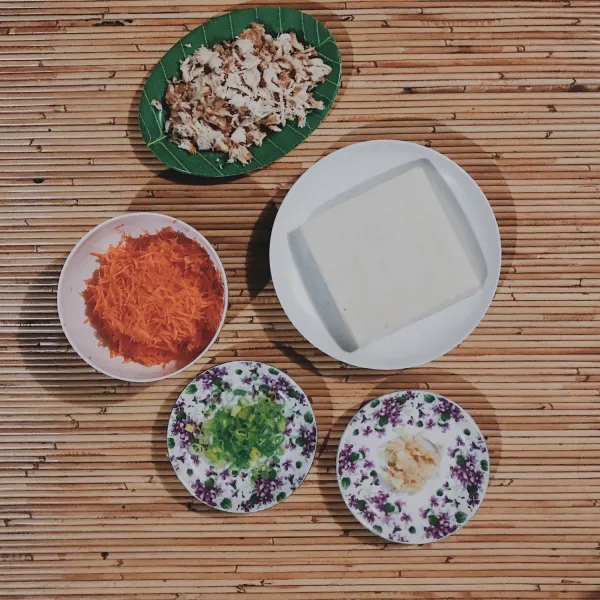 Siapkan semua bahan. Suir ayam, parut wartel dengan parutan keju, potong daun bawang, dan haluskan bawang putih