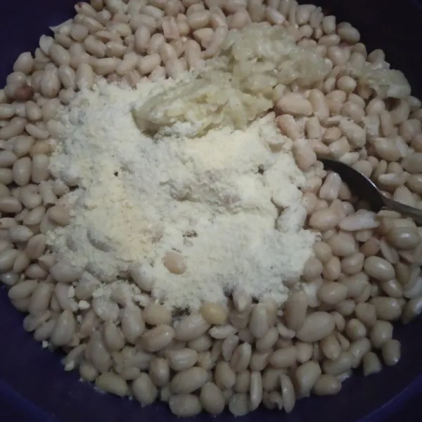 Campurkan kacang dan ulekan bawang serta royco.