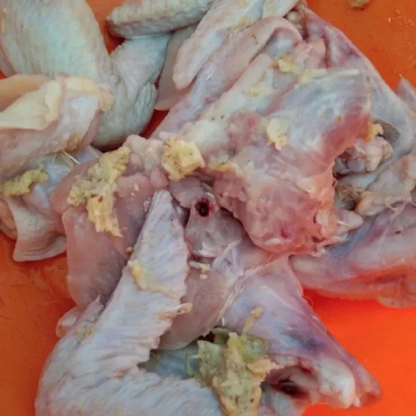 Marinasi ayam dengan bumbunya hingga rata, diamkan 30 menit supaya bumbu menyerap.