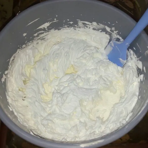 Mixer mentega putih dengan kecepatan tinggi selama 10 menit sampai mengembang.