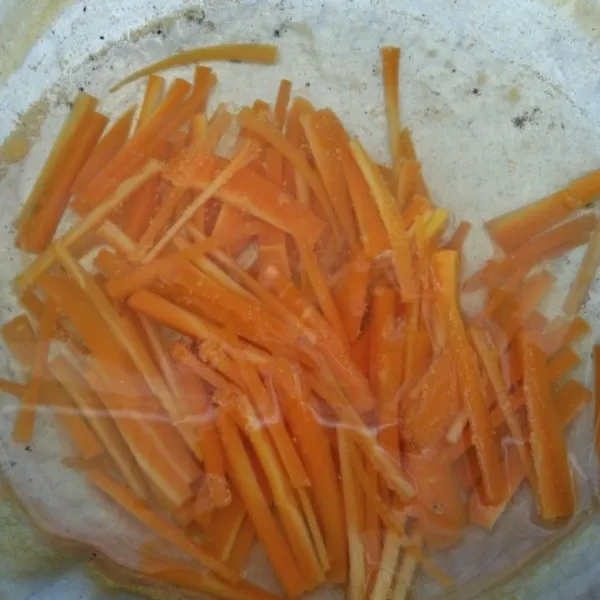 Rebus wortel setengah matang, angkat dan tiriskan.