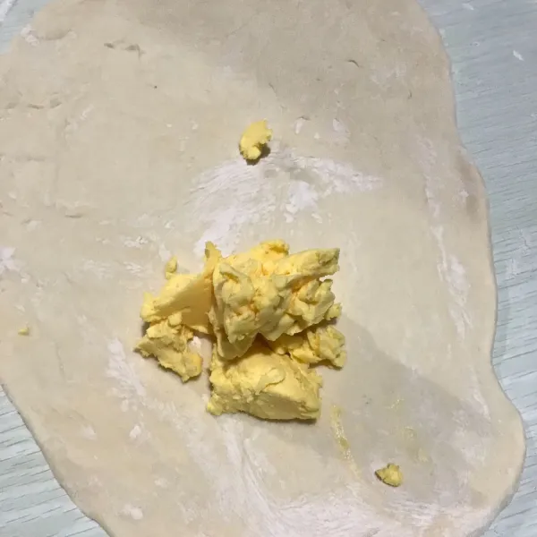 Olesi sebagian saja dengan 60 gram margarin ratakan, kemudian lipat dari atas ke tengah dan dari bawah ke tengah.