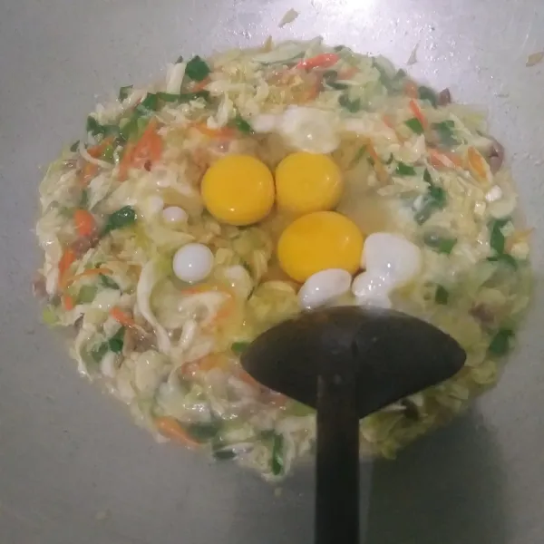 Setelah sayur layu, masukkan telur. Besarkan api dan masak sambil sesekali diaduk sampai menggumpal.