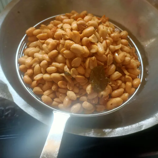 Angkat kacang jika sudah kekuningan, proses pematangan akan berlanjut sendiri saat kacang di tiriskan.