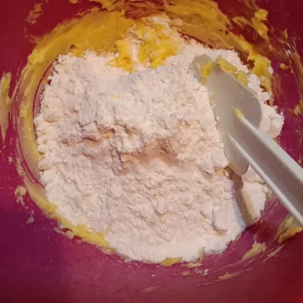 Masukkan tepung terigu, tepung maizena dan susu bubuk, aduk hingga rata dan menjadi adonan yang bisa dibentuk.