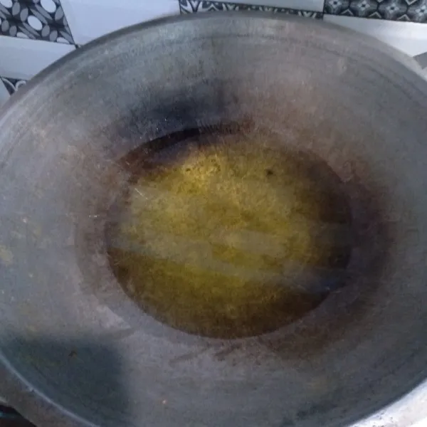 Setelah itu panaskan minyak untuk menggoreng.