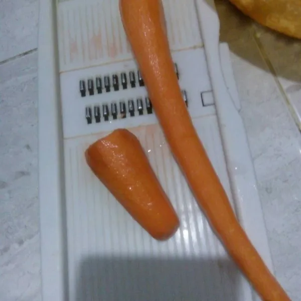 Potong kecil wortel.