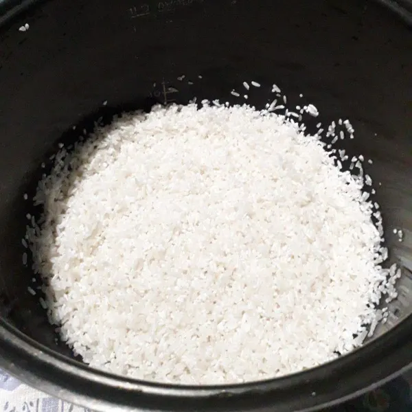 Bersihkan terlebih dahulu beras yang akan digunakan atau dimasak.