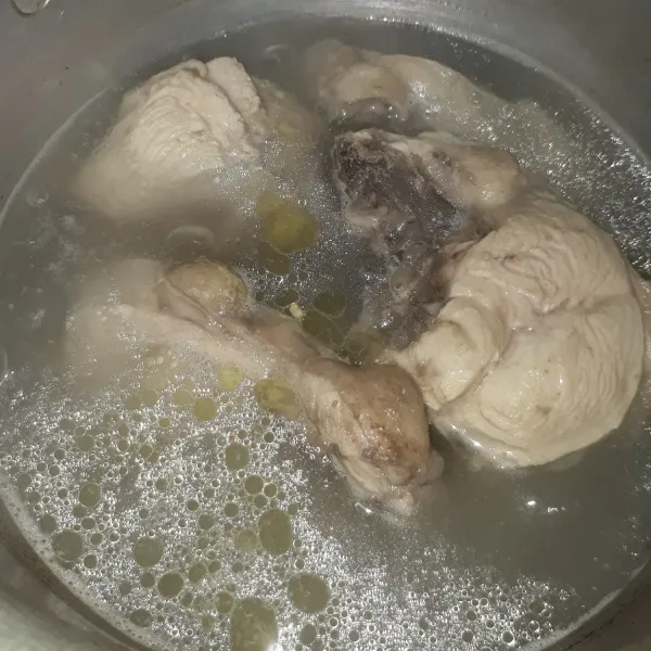 Potong ayam menjadi 6 bagian, cuci bersih lalu rebus hingga matang. Angkat dan tiriskan.