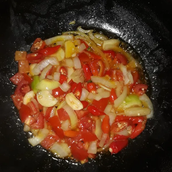 Lelehakan mentega, tumis bawang putih, bawang bombai, cabe rawit dan tomat sampai harum.