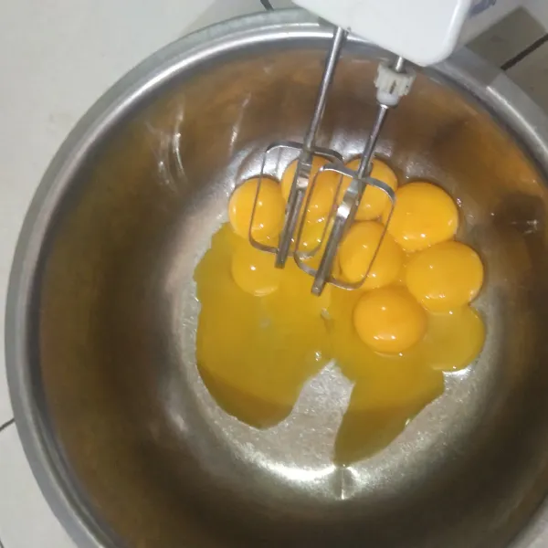 Ambil kuning telurnya saja,setelah itu mixer sampai sedikit mengembang.