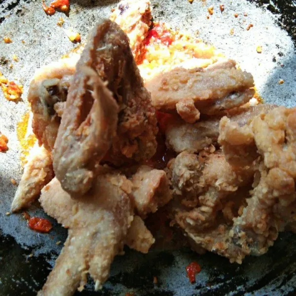 Masukan ayam goreng.