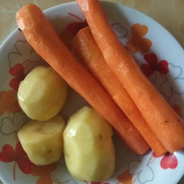 Cuci bersih kentang dan wortel.