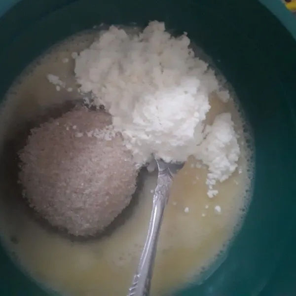 Kocok 1 butir telur, kemudian masukkan gula, susu bubuk, tepung terigu dan vanili. Aduk rata, bisa gunakan mixer juga.