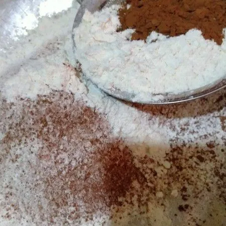 Ayak tepung terigu, garam,dan baking powder.