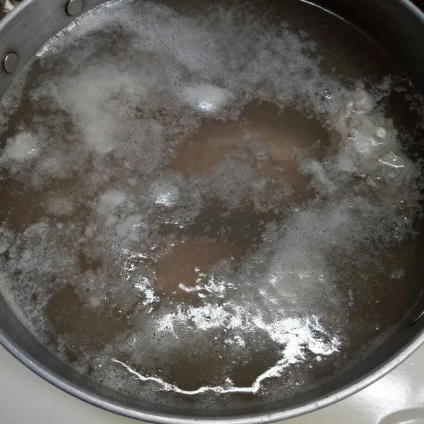 Rebus daging sampai empuk dan air sedikit menyusut (untuk kaldu yang bening, buang busa di air rebusannya)