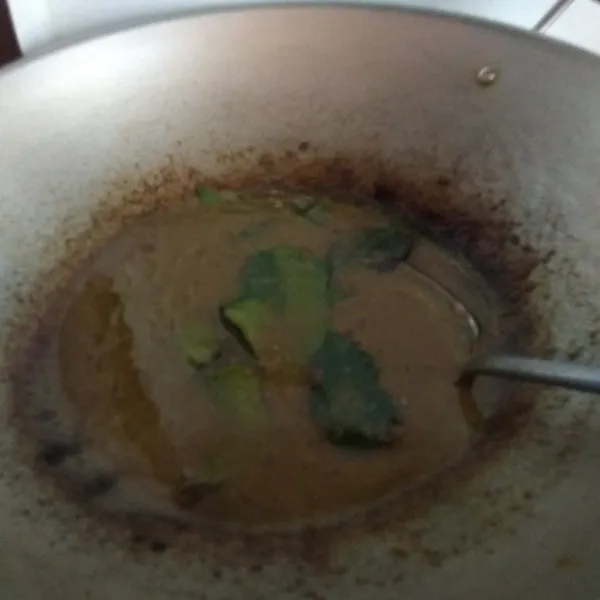 Tumis bumbu halus. Masukkan daun salam dan daun jeruk. Tumis hingga harum.