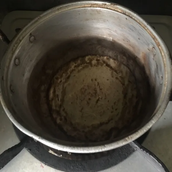 Rebus semua kacang panjang dan toge dalam panci yang sudah diberi air dan sejumput garam. Ingat jangan terlalu lama merebus sehingga tekstur crunchynya masih bisa dapat.