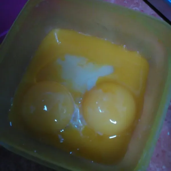 Campur 3 kuning telur, minyak dan kental manis. Aduk rata, sisihkan.