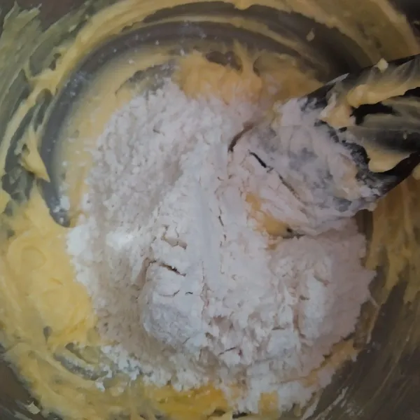 Masukkan tepung, susu dan baking powder, aduk dengan spatula.