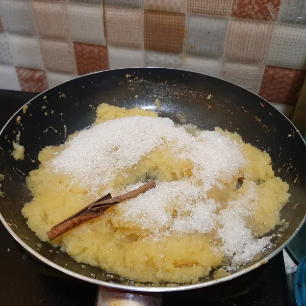Masak nanas yang sudah dihaluskan, setelah air berkurang, tambahkan gula pasir dan kayu manis.