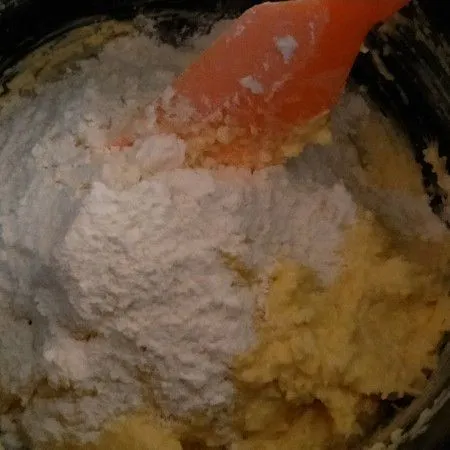 Masukkan tepung terigu dan garam.