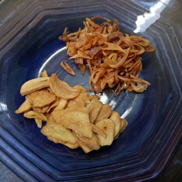 Iris tipis bawang putih dan bawang merah, goreng. sisihkan