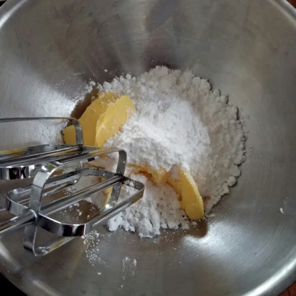 Mixer margarin dan gula halus sampai pucat