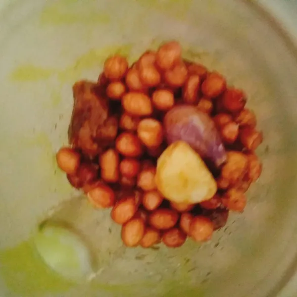 Cara membuat bumbu kacang : blender kacang tanah goreng, garam, bawang merah goreng, bawang putih goreng, gula jawa, air.