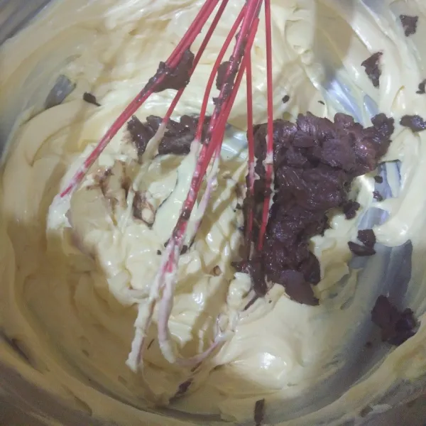 Masukkan coklat leleh, aduk rata.